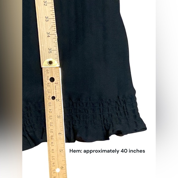 Black Cocktail dress with 3/4 Bishop Sleeves and Crew Neck
Closet - Picture 8 of 8